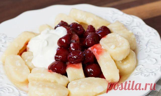 Ленивые вареники неспроста получили такое название, и говорит оно само за себя. Если вам нужно чем-то быстро накормить детей, то этот рецепт будет просто «палочкой-выручалочкой» для вас. Да и многие взрослые не прочь иной раз отведать это блюдо.