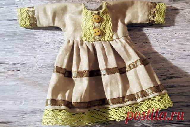 Простое платье для куклы По фото-мастер-классу Елизаветы Титовой можно быстро сшить несложное кукольное платьице. Это очень легко именно потому, что у данной выкройки цельнокроенные рукава и сама по себе она является лишь …