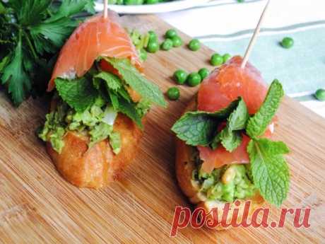 Салат из курицы и огурцов по-китайски.