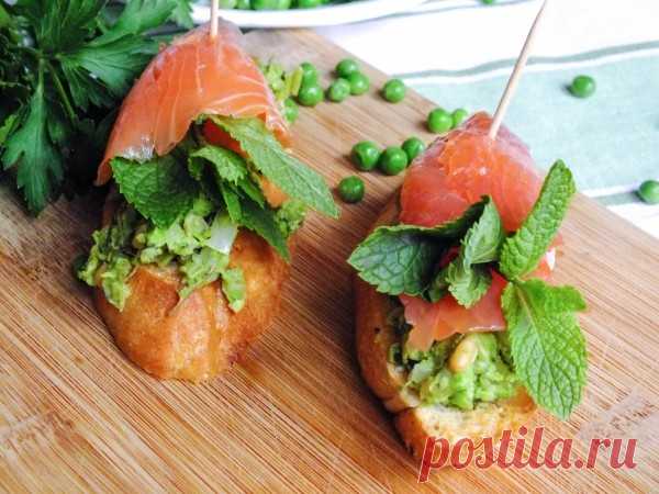 Салат из курицы и огурцов по-китайски.