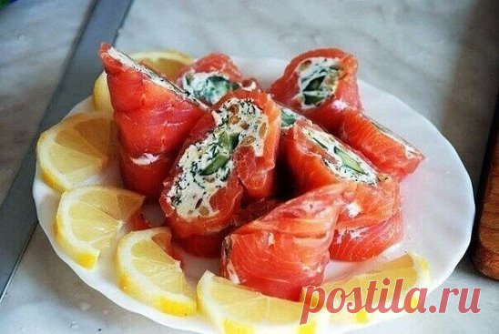 Вкусная закуска 
Ингредиенты:
 красная рыба
 огурцы
 лимон
Приготовление:
Просто пародия на суши. Пародия понравилась, оказавшись на удивление симпатично-приятно-вкусной. Основа для рулетиков наверное сыр. Его можно взять в принципе любой, но я взял, очень мне нравящийся сыр «Рикотто». Нравится он наверное своим необычным и непривычным нам вкусом, а не нравится только ценой. Ну разговор не о сыре, а о рулетиках. Кроме сыра нам понадобятся – слабосоленая красная рыба (сёмга. форель), лим
