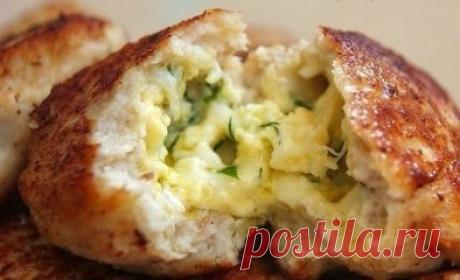 Котлеты с очень вкусной начинкой!
Ингредиенты:
Для фарша:
Куриный фарш — 500 г
Лук — 1 шт.
Чеснок — 1-2 зубчика
Хлеб — по вкусу
Яйцо — 1 шт.
Соль, перец — по вкусу
Для начинки:
Сыр — 100-150 г
Яйца (вареные) — 2 шт.
Петрушка, укроп — по вкусу 
Сливочное масло — 2 ст. л.
Приготовление:
1. Приготовить фарш. 
2. Руки смочить в воде, набрать ложкой фарш, сделать в середине углубление и положит