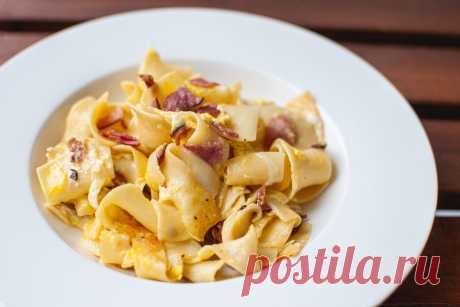 Omas Schinkennudeln - Fränkische Rezepte ❤️ Rezepte, Tipps & Geschichten aus Franken Dieses schnelle und kinderleichte Rezept führt mich immer wieder zurück in meine Kindheit, wenn Oma am Herd stand und der Duft ihrer einzigartigen Schinkennudeln durchs Haus zog. Natürlich waren Omas Schinkennudeln mit Ei in meiner Erinnerung besser, aber dieses Rezept ist beinahe genauso gut und gelingt quasi immer. Mit Zutaten, die man fast immer zu Hause hat, schmecken diese Schinkennudeln Groß und Klein.