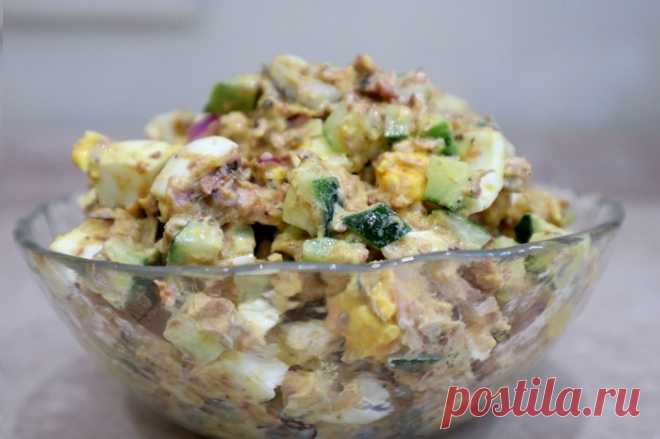 Салат с сайрой, яйцом и огурцом