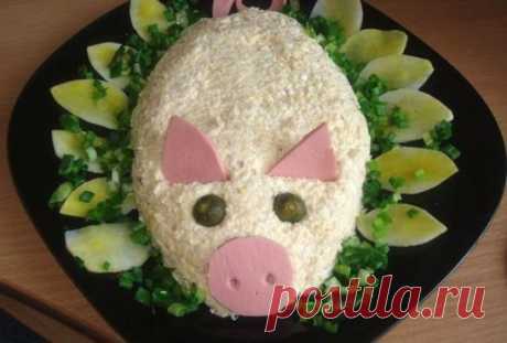 Новогодний салат "Свинка"
До Нового года осталось не так уж много времени и хозяйки уже задумываются о блюдах для праздничного стола. Наступающий 2019 год - год Свиньи. Поэтому украшением новогоднего стола станет тематически оформленный салат в виде свинки. Оформить таким образом можно любой салат, полюбившейся вашей семье. Я приготовила очень вкусный салат с курицей и черносливом и тематически украсила его. Приготовьте салат в виде свинки и порадуйте своих близких!
Ингредиенты:
курица – 400