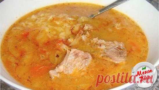 Готовим дома. Густой грузинский суп Харчо.
 Ингредиенты:
 Томатная паста (у меня протёртые томаты без кожи) — 200 г
Лук репчатый (большой) — 2 шт
Рис — 0.5 стак.
Говядина на косточке — 800 г
Чеснок — 2 зуб.
Приправа для харчо (у меня фирмы Kotanуi. Состав: Уцхо-сунели, соль, хлопья сешённых помидоров, шафран, кориандр, чёрный перец, перец чили, лавровый лист)
Аджика острая пол чайной ложки(можно сухую, по вкусу)
Грецкие орехи измельченые-100 гр.
Приготовление:
1.Варим мясо