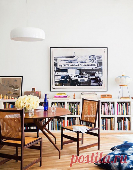 Книжные идеи для дома . Книжный шкаф не обязательно должен быть богатырем в человеческий рост и выше — даже миниатюрные полки под телевизор вместят в себя достаточно бумажных сокровищ.