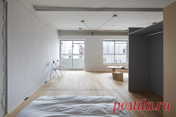 Студия без эмоций в Токио Архитектурное бюро frontofficetokyo реализовало проект оформления квартиры площадью 50 квадратных метров в Токио, Япония. Расположенная в доме, построенном ещё в 1970 годы, резиденция имела крайне невыгодную планировку с узкими комнатами и низкими потолками. Чтобы расширить имеющееся пространство, логично было избавиться от стен и перегородок, создав студию открытого плана. Центральное место в ней занимают бетонный блок с ванной, серый объем из дерева, скрывающий…