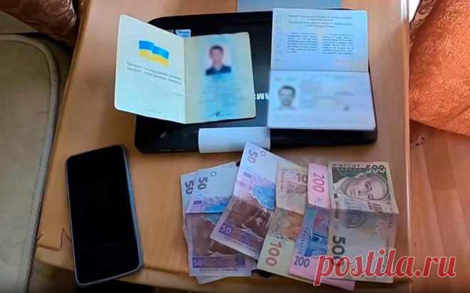 ФСБ сообщила о предотвращении подрыва машины ветерана военной операции. На видео ФСБ задержанный рассказывает, что по заданию украинских спецслужб в 2024 году устроил поджоги автомобилей российских военных. По версии следствия, он также собирал данные о сотрудниках оборонных предприятий