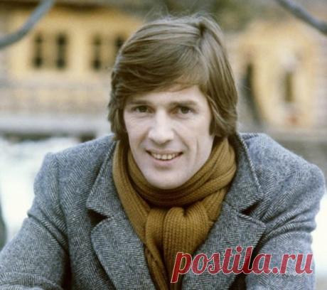 3 фразы Александра Абдулова о жизни, к которым стоит прислушаться
Я помню, как моя мама «прилипала» к телевизору, когда показывали фильмы с Абдуловым. Ее глаза застилала пелена и она следила за каждым жестом кумира, ловила каждую его реплику.А мне он не нравился. На подсознательным уровне. Я сторонюсь таких мужчин — красивых, статных, уверенных в себе. Мне кажется, что они — как произведение искусства — как […]
Читай пост далее на сайте. Жми ⏫ссылку выше