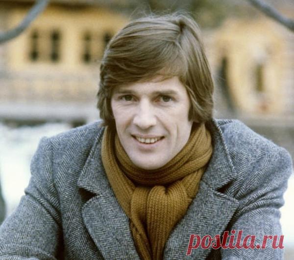 3 фразы Александра Абдулова о жизни, к которым стоит прислушаться
Я помню, как моя мама «прилипала» к телевизору, когда показывали фильмы с Абдуловым. Ее глаза застилала пелена и она следила за каждым жестом кумира, ловила каждую его реплику.А мне он не нравился. На подсознательным уровне. Я сторонюсь таких мужчин — красивых, статных, уверенных в себе. Мне кажется, что они — как произведение искусства — как […]
Читай пост далее на сайте. Жми ⏫ссылку выше