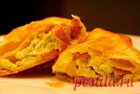 Сытные пирожки с яйцами и ветчиной — объедение!
