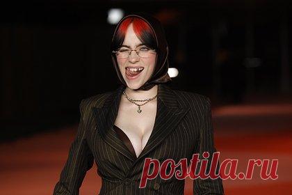 Билли Айлиш в откровенном костюме и платке сравнили с библиотекаршей. Американская певица Билли Айлиш посетила гала-концерт в Лос-Анджелесе и подверглась насмешкам в сети. 21-летняя знаменитость появилась на красной дорожке в коричневой юбке длины макси и приталенном жакете, оформленном глубоким декольте и вертикальной полоской. При этом она подобрала к своему костюму шелковый платок.