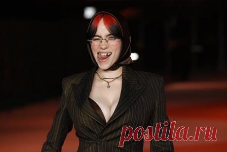 Билли Айлиш в откровенном костюме и платке сравнили с библиотекаршей. Американская певица Билли Айлиш посетила гала-концерт в Лос-Анджелесе и подверглась насмешкам в сети. 21-летняя знаменитость появилась на красной дорожке в коричневой юбке длины макси и приталенном жакете, оформленном глубоким декольте и вертикальной полоской. При этом она подобрала к своему костюму шелковый платок.