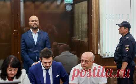 Квартиру Дмитрия Мазурова на Остоженке продадут почти за ₽1 млрд. Квартиру основателя Антипинского НПЗ Дмитрия Мазурова в Хамовниках выставили на торги в рамках банкротства за 920 млн руб. Он находится под арестом с 2019 года по обвинению в присвоении $29 млн и растрате 473 млн руб.