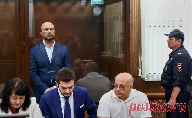 Квартиру Дмитрия Мазурова на Остоженке продадут почти за ₽1 млрд. Квартиру основателя Антипинского НПЗ Дмитрия Мазурова в Хамовниках выставили на торги в рамках банкротства за 920 млн руб. Он находится под арестом с 2019 года по обвинению в присвоении $29 млн и растрате 473 млн руб.