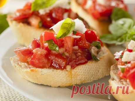Топ-3 рецептов вкусных брускетт / Итальянская закуска из доступных продуктов – статья из рубрики "Что съесть" на Food.ru Брускетту можно приготовить за 10 минут, а понадобится для нее только хлеб и почти любые продукты из холодильника. Лучшие рецепты европейской закуски — в нашей подборке.