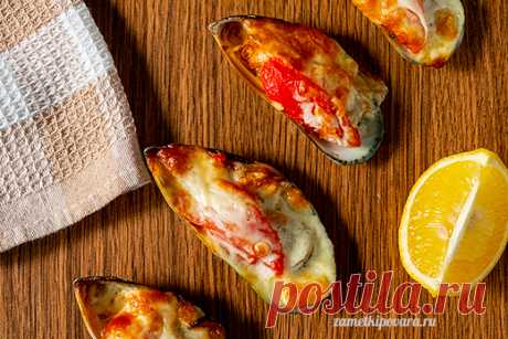 Мидии, запеченные с помидорами, чесноком и сыром | Простые кулинарные рецепты с фотографиями