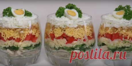 Новогодний слоеный салат с курицей. Очень вкусный и праздничный! Салатик в стаканах получается очень красивым и праздничным. Благодаря огурцам и помидорам, салат получается сочным. А сыр и орехи добавляют ему пикантности. Необходимые продукты вареное куриное филе –...