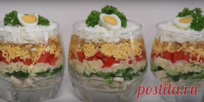 Новогодний слоеный салат с курицей. Очень вкусный и праздничный! Салатик в стаканах получается очень красивым и праздничным. Благодаря огурцам и помидорам, салат получается сочным. А сыр и орехи добавляют ему пикантности. Необходимые продукты вареное куриное филе –...