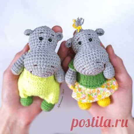 МАЛЕНЬКИЕ БЕГЕМОШИ. Описание : Олюшка Лукошкина . #ОписанияИгрушек #крючок #амигуруми #слоники_бегемотики@norka_homyachka 
Описание:
Голова: 
1р. - 2 вп -6 сбн (6 сбн в кольцо амигуруми) 
2р. - 6 приб. = 12 сбн 
3р. - 3 приб, 3 сбн, 3 приб, 3 сбн = 18 сбн 
4р. - 3 приб, 6 сбн, 3 приб, 6 сбн = 24 сбн 
5р. - 6 приб.= 30 сбн 
6 - 8р. =30 сбн 
9р. - 6 уб. = 24 сбн 
10р. - 6 уб. = 18 сбн 
11р. - 6 уб. = 12 сбн 
12р. - 6 уб. = 6 сбн 

Тело: 
1р. - 2 вп -6 сбн (6 сбн в кольцо ами...