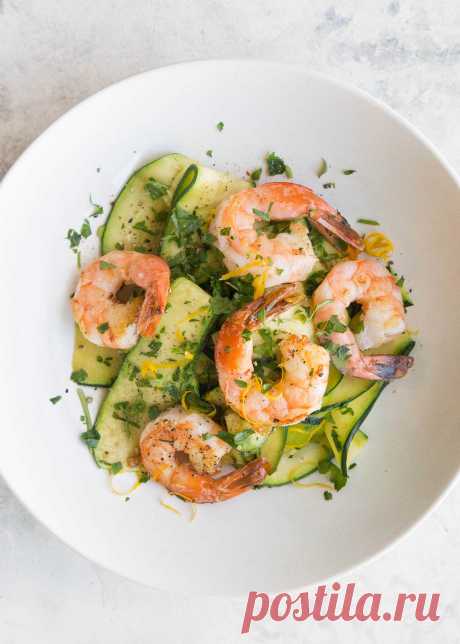 Креветки с цуккини лапшу и лимонно-чесночным маслом рецепт | SimplyRecipes.com