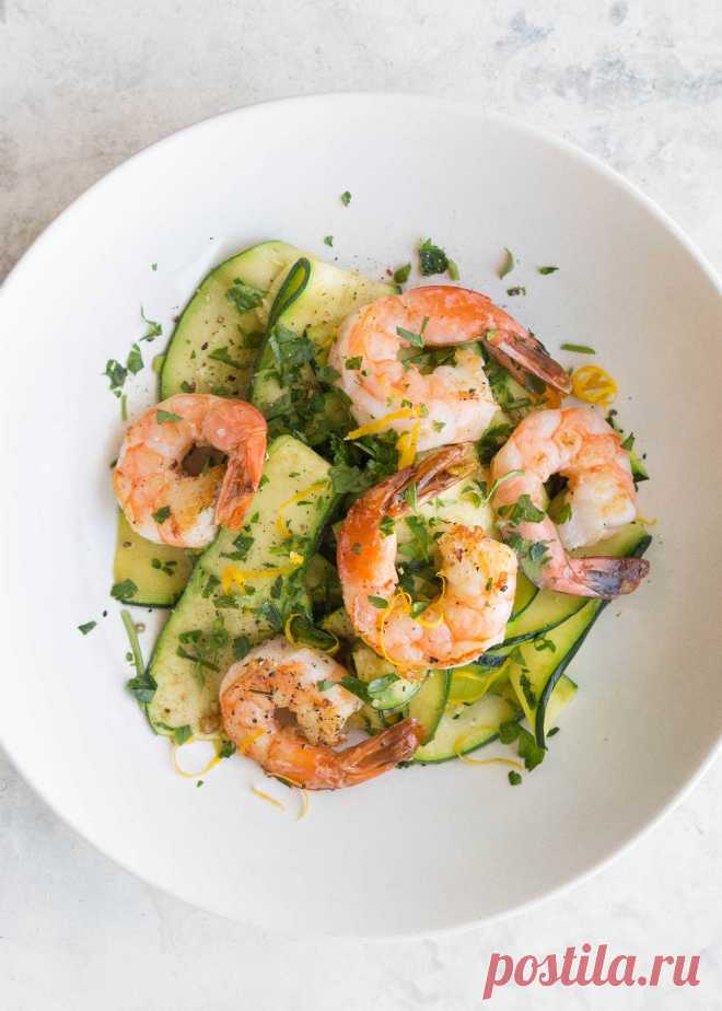 Креветки с цуккини лапшу и лимонно-чесночным маслом рецепт | SimplyRecipes.com