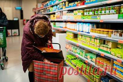 На Украине предсказали дефицит некоторых продуктов. Заместитель министра аграрной политики и продовольствия Украины Тарас Высоцкий предсказал дефицит некоторых продуктов. Чиновник заявил, что в первую очередь из магазинов могут пропасть лимоны, апельсины и другие цитрусовые фрукты, а также бананы, океаническая рыба и морепродукты.