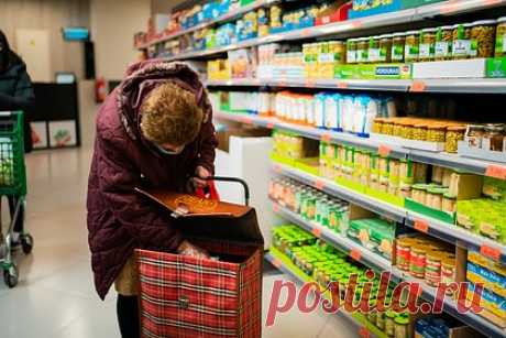 На Украине предсказали дефицит некоторых продуктов. Заместитель министра аграрной политики и продовольствия Украины Тарас Высоцкий предсказал дефицит некоторых продуктов. Чиновник заявил, что в первую очередь из магазинов могут пропасть лимоны, апельсины и другие цитрусовые фрукты, а также бананы, океаническая рыба и морепродукты.