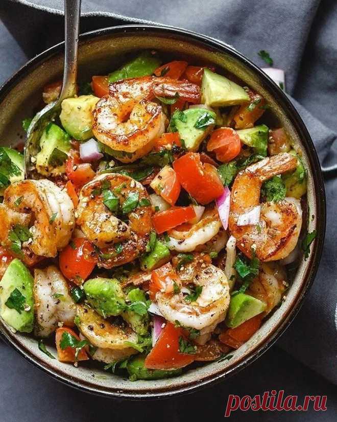 Салат с креветками и авокадо