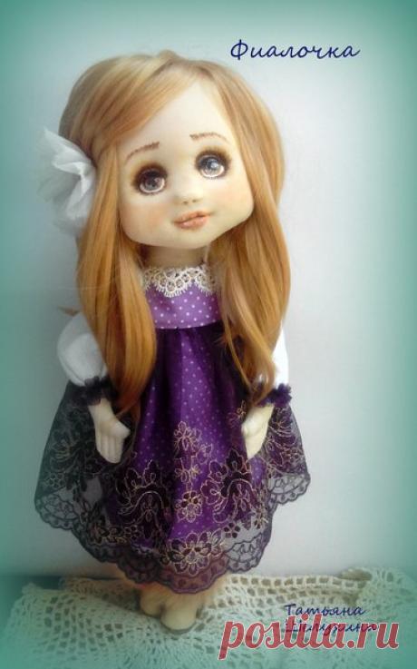 Текстильная кукла Фиалочка с объемным лицом, глаза покрыты составом с эффектом стекла, есть реснички. Ручки на каркасе, могут держать любимую игрушку или конфетку. Волосы трессы, можно аккуратно причесывать и мыть, заплетать прически. Ботиночки натуральная кожа. Стоит на подставке. может сидеть. / Рукоделие