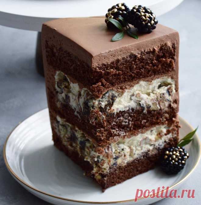Рецепт Шоколадный торт с черносливом и пеканом Один из самых вкуснейших и при этом самых простых тортов! 
Вам непременно покажется, что начинки слишком много - не сомневайтесь, она удивительно вкусная, как ванильное мороженое!

