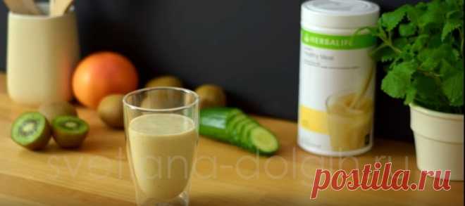 Хотите нового вкуса в коктейле #Гербалайф? Попробуйте этот интересный рецепт, наполненный питательными веществами из фруктов и овощей. Формула 1 с киви и огурцом — нестандартное и вкусное решение привычного завтрака #Herbalife.