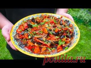 Сезонный хит - Идеальная Закуска из Овощей Вам понадобится:Баклажаны 1кгПомидоры 1кгПерец сладкий 500гМорковь 500гЛук репчатый 300гЧеснок 7 зубчиковБазилик/кинза/петрушка по 30гХмели-сунелиАджикаСольМасло растительное 100г