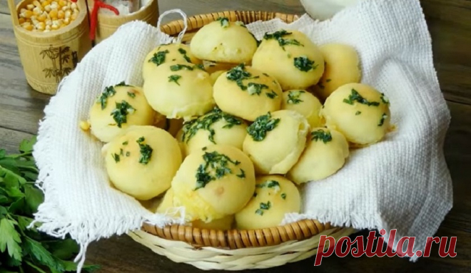 Сырные шарики с чесночным соусом: вкусные, нежные и ароматные Сырные шарики с чесночным соусом – это великолепный аперитив, который разбудит аппетит перед основным блюдом. Кстати, от блюда в восторге даже дети: не смотря на то, что в его составе есть чеснок. Готовить такую вкуснятину можно на ужин, хоть каждый день: все легко, быстро и просто.