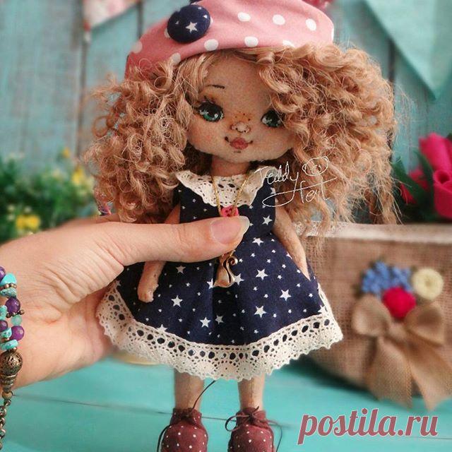 درود بر شما 
تاتلی
قد : ۲۵ سانت

هزینه کفش جداگونه محاسبه میشه و جفتی ۱۸ هزار .
.
.  این عروسکها جنبه دکوری دارن و برای بازی بچه مناسب نیستن در حال حاضر هم اغلب سفارش دهنده ها بزرگسال بودن خدا رو شکر که پیش کسانی میرن که مواظبشون هستن😍 . ..تاتلی چنتا لایک داره؟🤗
.

پ ن ۲ : مثل اینکه اون تیکه از دستبند توی عکس توجه دوستامو جلب کرده به خودش ای کاش کاملش بود سازنده دستبندو تگ کردم تو پیجش کاملشو ببینید😄😘