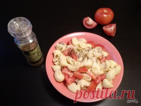 Салат с тунцом, макаронами и помидорами

Идея здесь такова: нужно взять горячее блюдо и подать его под другим углом. Таким образом я предлагаю вам прочитать о том, как приготовить салат с тунцом, макаронами и помидорами. В состав вы также можете добавить огурец и болгарский перец. Заправка будет лёгкой и почти незаметной, только лишь для того, чтобы убрать сухость.

Ингредиенты:

Макароны: 200 Грамм,
Тунец консервированный: 1 Штука (банка),
Помидор: 1-2 Штук,
Растительное ...