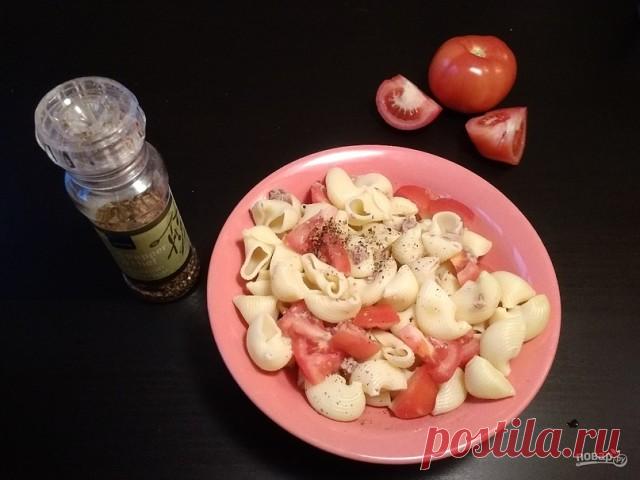 Салат с тунцом, макаронами и помидорами

Идея здесь такова: нужно взять горячее блюдо и подать его под другим углом. Таким образом я предлагаю вам прочитать о том, как приготовить салат с тунцом, макаронами и помидорами. В состав вы также можете добавить огурец и болгарский перец. Заправка будет лёгкой и почти незаметной, только лишь для того, чтобы убрать сухость.

Ингредиенты:

Макароны: 200 Грамм,
Тунец консервированный: 1 Штука (банка),
Помидор: 1-2 Штук,
Растительное ...