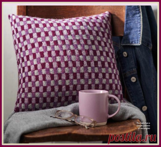 Подушка жаккардовым узором