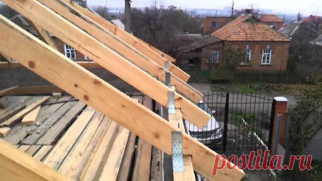 #БаняДуш

 Возведение крыши бани 
 
Для монтажа крыши нужно следовать следующему плану: 
Проверить параллельное расположение мауэрлата (степень разбега не более 2–3 см). Фиксационные нагели должны быть уложены на необходимых расстояниях. 
Для бани 5х5 м достаточно шести пар стропильных конструкций. Для того чтобы монтировать большое число одинаковых деталей, рекомендуется выполнить один общий шаблон, что значительно ускорит работу. 
 
Для изготовления шаблона нужно взять т...