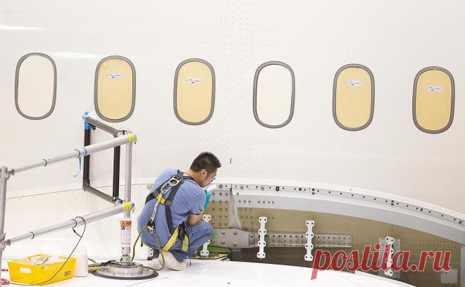 Производитель предупредил о новых проблемах с лайнерами Boeing 737. Некоторые отверстия в фюзеляжах около 50 самолетов Boeing 737 могли быть просверлены «не совсем в соответствии» с требованиями компании, сообщили там. Их нужно доработать, но лайнеры безопасны для эксплуатации, добавили в компании