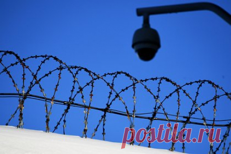 Двоих россиян отправили в СИЗО за похищение знакомого из-за спущенных колес. В Ишимбае двоих местных жителей отправили в СИЗО за похищение знакомого из корыстных побуждений и вымогательство. По версии следствия, один из фигурантов обнаружил, что на его машине спущены колеса, и решил, что это сделал его знакомый. После он вместе с другом насильно вывез потерпевшего на берег реки Белая.