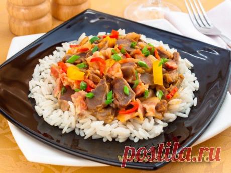 Куриные желудки, жаренные с беконом и овощами
