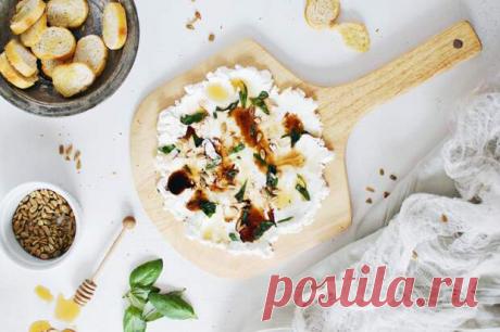 Фаст-фуд. Домашний крем-сыр - БУДЕТ ВКУСНО! - медиаплатформа МирТесен Что такое, по вашему, идеальный бутерброд? Я вот, например, когда прикрываю глаза, вижу багет из сильпошки, солёные огурчики, маринованный лук, листья салата, буженину по рецепту маминой подруги тёти Вали и… крем-сыр. Не плавленный, а именно кремовый такой, а-ля филадельфия. Чуть рыхловатый, с