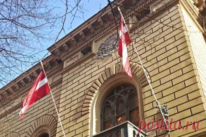 В Латвии потребовали отставки главы Минкульта за поддержку русского языка. Депутат Сейма Пунтулис отметил, что СМИ необходимо уделять больше внимания ливскому, латгальскому и английскому языкам.