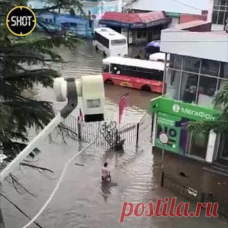 На спасение тонущего Туапсе вместо экстренных служб вышла женщина со шваброй. На спасение тонущего Туапсе вместо экстренных служб вышла женщина со шваброй. Соответствующий ролик опубликовал Telegram-канал Shot. «Женщина со шваброй — спасительница нашего города. (...) Никаких МЧС, ничего. Швабра!» — прокомментировал происходящее автор ролика. На кадрах работы экстренных служб видно не было.