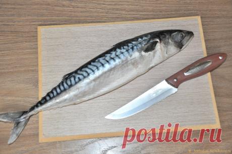 Скумбрия быстрого посола Хотите быстро засолить скумбрию, чтобы она вышла вкусной? Тогда этот рецепт точно вам подойдет. Ароматная скумбрия, засоленная в рассоле (без уксуса) с добавлением растительного масла и лука готова уже на следующий день после засолки. В процессе приготовления рыба остается упругой и сочной. Следует