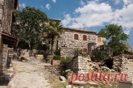 Хум: самый маленький город в мире Хорватский полуостров Истрия знаменит не только тем, что его небольшие части принадлежат Италии и Словении. Здесь потрясающая природа, отличное вино и,