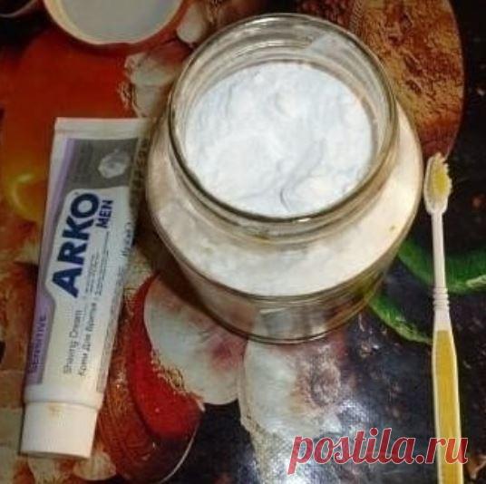 МИНУС 15 ЛЕТ

Этот способ позаимствован у японок, отлично удаляет омертвевшие клетки с поверхности кожи, делая лицо фарфоровым и гладким.

Попробуйте обязательно!


Умываем лицо привычным способом, закалываем волосы, чтобы лицо было открытым.
2. Готовим смесь №1. Берем столовую ложку пены для бритья, добавляем пол чайной ложки соды. Хорошенько мешаем.

3. Кипятим воду в кастрюле, бросаем горсть цветков сухой ромашки.

Ставим кастрюлю на стол, накрываемся полотенцем и парим...