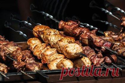 Россиянам дали советы по обустройству зоны для шашлыков на даче. Зону для шашлыков на даче нужно обустроить таким образом, чтобы минимизировать риск возникновения пожара. Советы по созданию площадки для барбекю россиянам дала эксперт онлайн-гипермаркета «ВсеИнструменты.ру» Ангелина Суркова. Соответствующий есть в распоряжении «Ленты.ру».